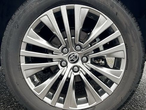 Certified 2024 Toyota Venza XLE image 26