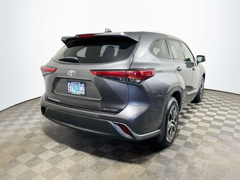 Used 2022 Toyota Highlander XLE AWD/4WD image 7