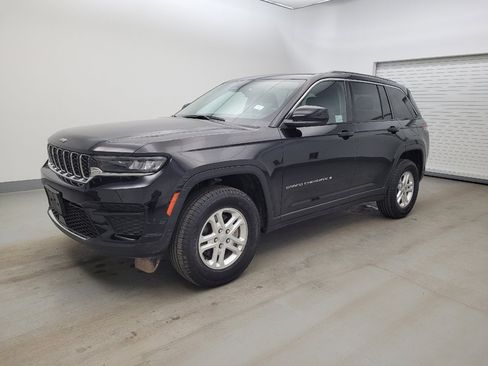Used 2023 Jeep Grand Cherokee Laredo image 2