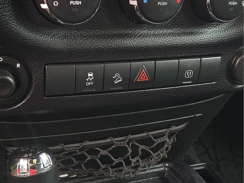 Used 2016 Jeep Wrangler Unlimited Rubicon w/ Connectivity Group AWD/4WD image 14