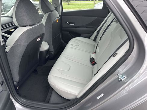 Used 2025 Hyundai Elantra Limited image 6