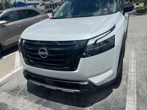 Used 2025 Nissan Pathfinder Platinum FWD image 1
