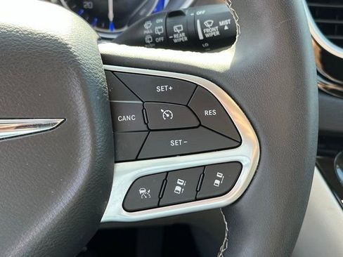 Used 2024 Chrysler Pacifica Touring-L image 19