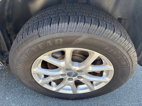 Used 2017 Jeep Cherokee Latitude AWD/4WD image 25
