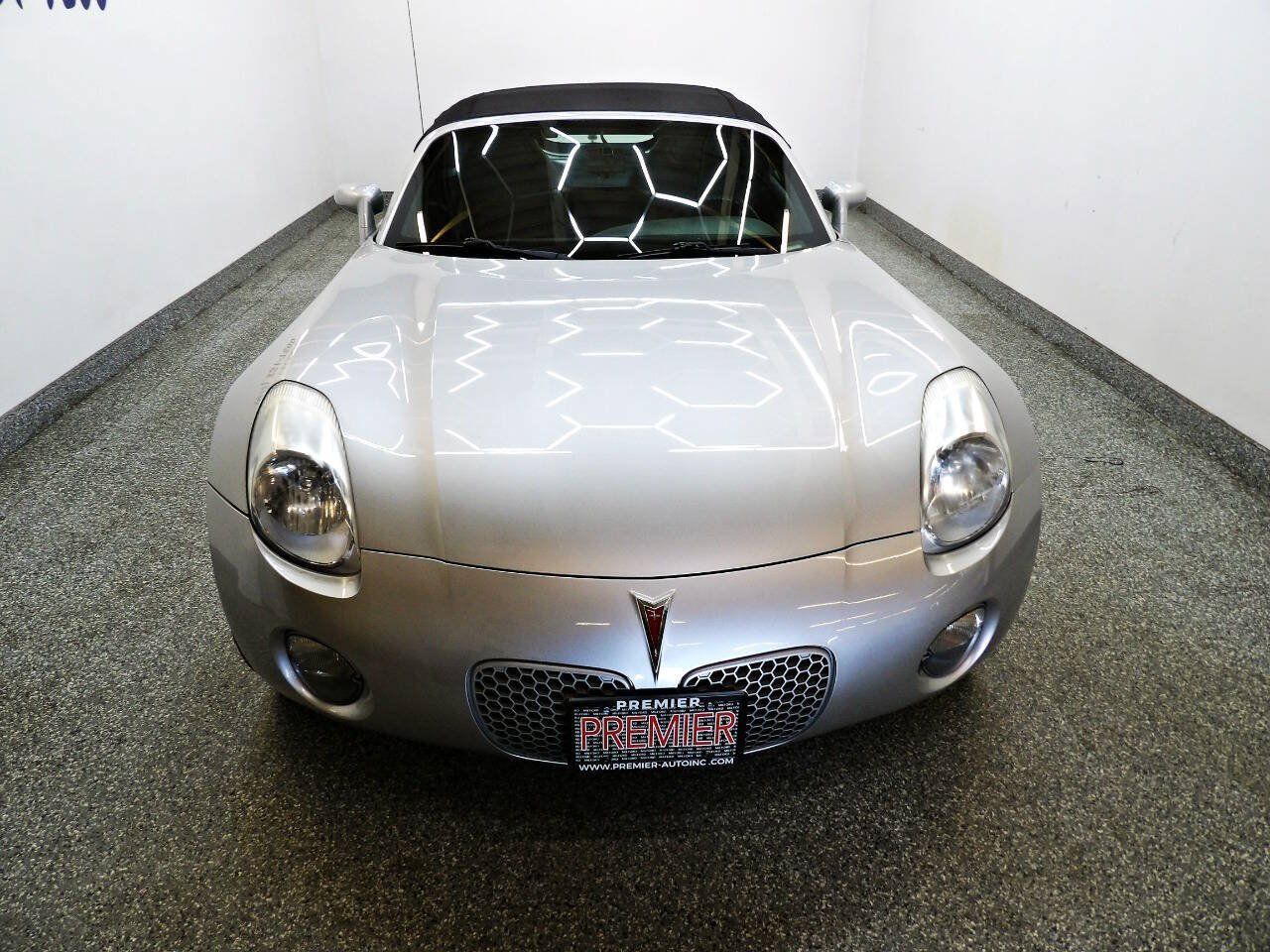 Used 2007 Pontiac Solstice Convertible w/ Premium Package RWD image 2