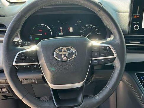 Used 2025 Toyota Sienna XLE FWD image 7