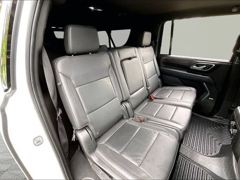 Used 2023 Chevrolet Suburban LT RWD image 17