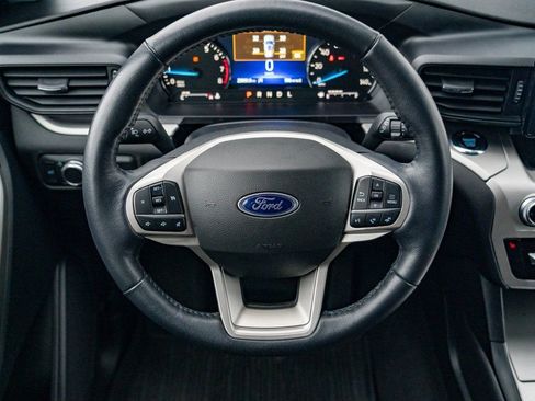 Used 2022 Ford Explorer XLT image 15