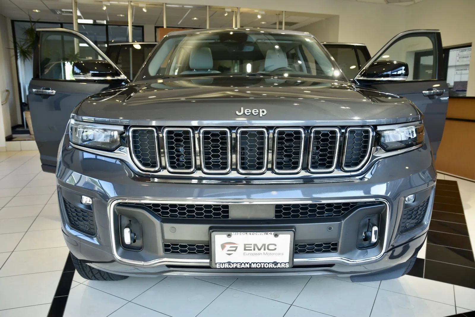 Used 2022 Jeep Grand Cherokee Overland AWD/4WD image 2