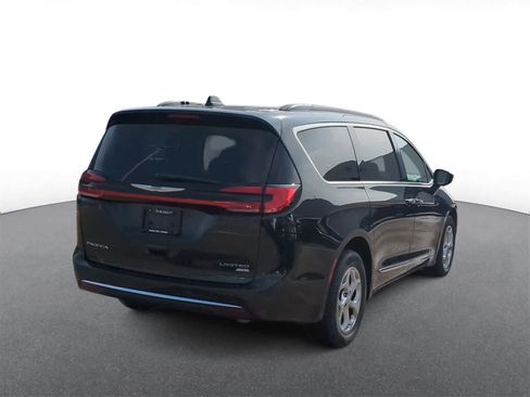 Used 2023 Chrysler Pacifica Limited image 8