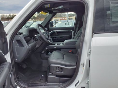 Used 2025 Land Rover Defender 110 S image 9