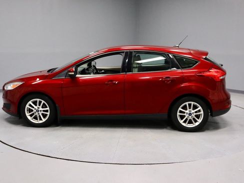 Used 2017 Ford Focus SE w/ Cold Weather Package FWD image 8