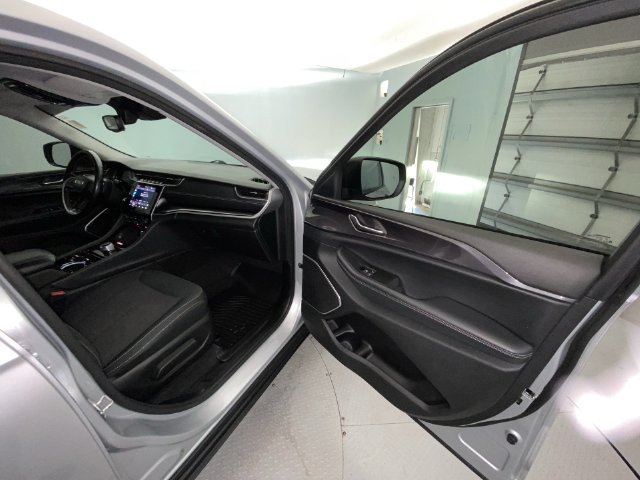 Used 2021 Jeep Grand Cherokee L Laredo w/ Luxury Tech Group I AWD/4WD image 24