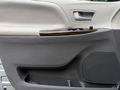 Used 2016 Toyota Sienna Limited image 21