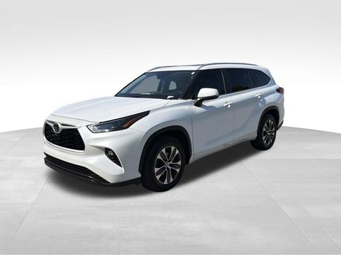Used 2023 Toyota Highlander XLE FWD image 7