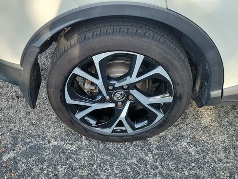 Used 2018 Toyota C-HR XLE FWD image 39
