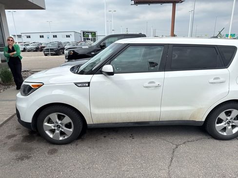 Used 2018 Kia Soul FWD image 4
