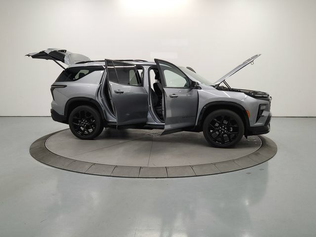 Used 2025 Chevrolet Traverse RS FWD image 17