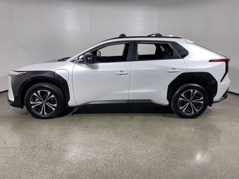 Certified 2025 Toyota bZ4X FWD image 6