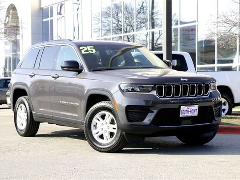 Used 2025 Jeep Grand Cherokee Laredo image 1