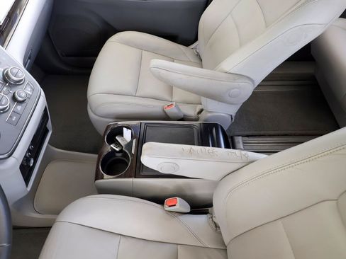 Used 2015 Toyota Sienna XLE FWD image 43