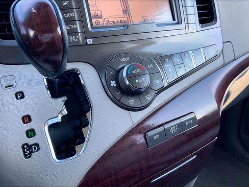 Used 2011 Toyota Sienna Limited image 34