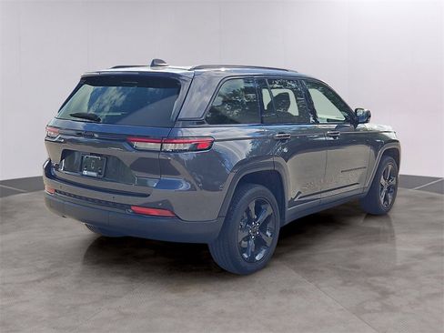 Used 2023 Jeep Grand Cherokee Altitude image 5