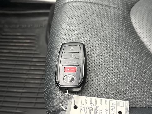 Used 2024 Toyota Highlander Platinum image 31