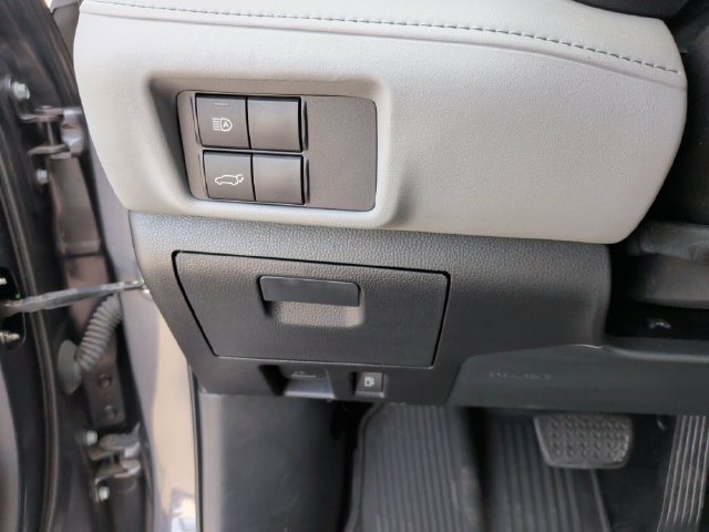 Used 2022 Toyota Highlander LE FWD image 18