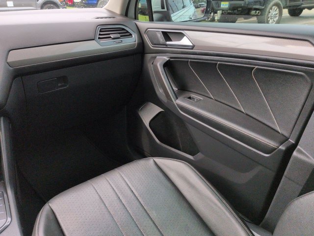 Used 2022 Volkswagen Tiguan SE w/ Panoramic Sunroof Package FWD image 19