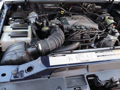 Used 2000 Ford Explorer Eddie Bauer image 35