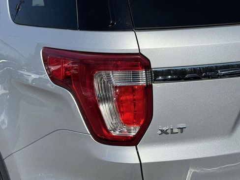 Used 2018 Ford Explorer XLT w/ Equipment Group 202A AWD/4WD image 8