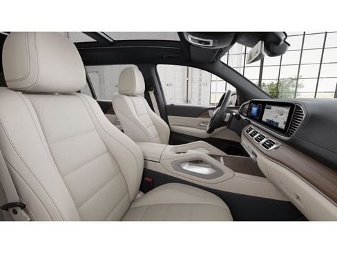 Used 2025 Mercedes-Benz GLS 450 4MATIC image 4