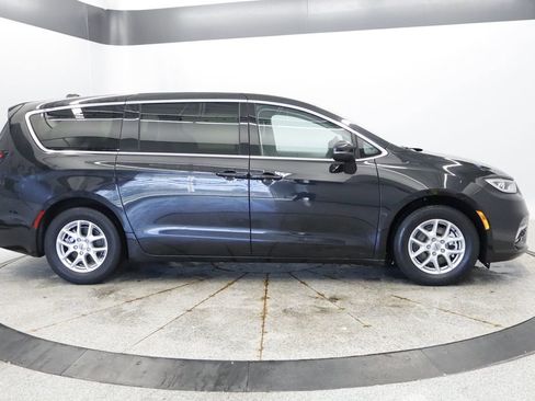 Certified 2023 Chrysler Pacifica Touring-L FWD image 8