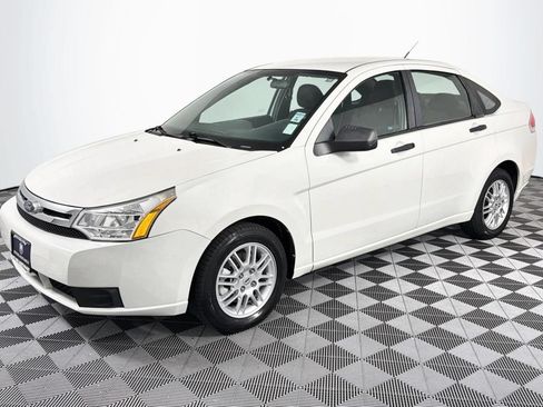 Used 2010 Ford Focus SE FWD image 6