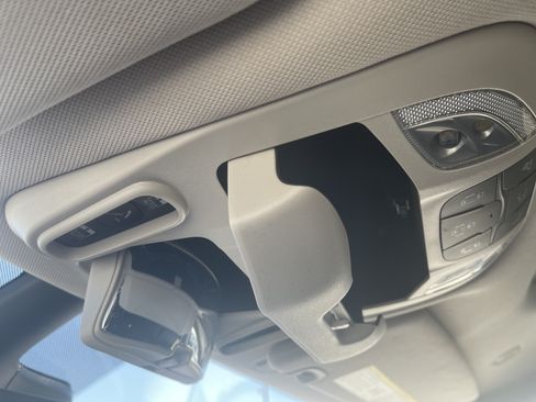 Used 2023 Chrysler Pacifica Limited FWD image 34
