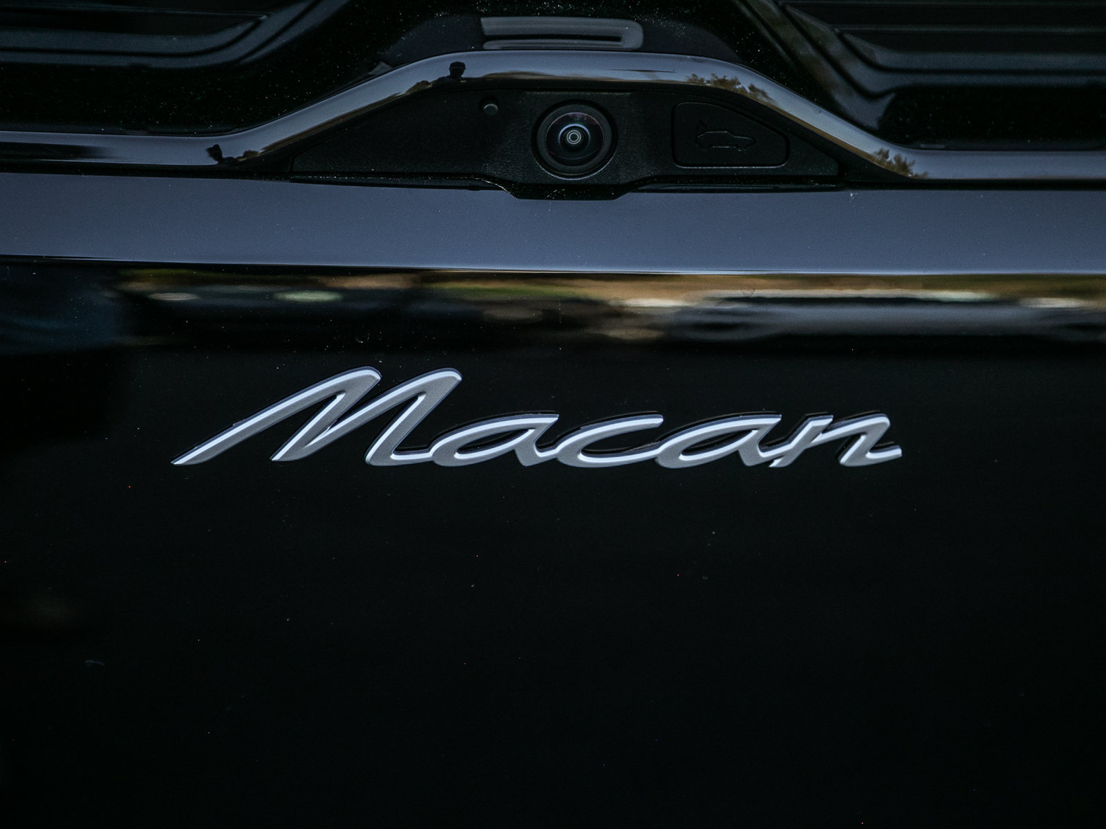 Certified 2025 Porsche Macan Electric RWD image 27