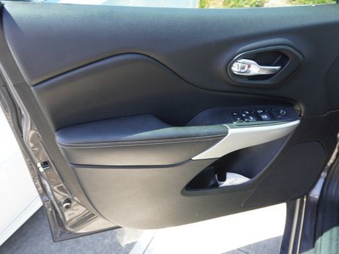 Used 2018 Jeep Cherokee Latitude Plus FWD image 11