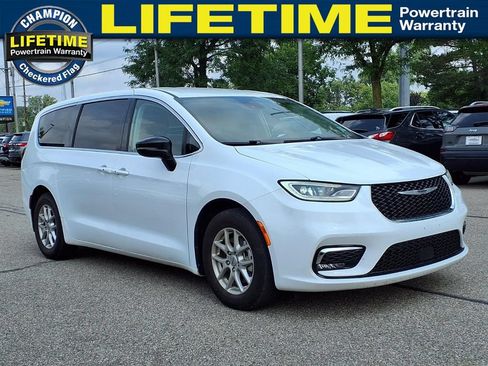 Used 2024 Chrysler Pacifica Touring-L FWD image 3