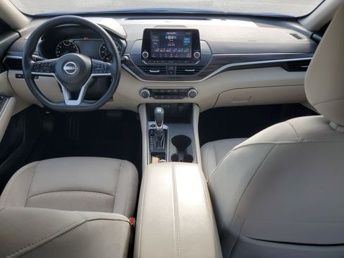 Used 2025 Nissan Altima 2.5 SV FWD image 13