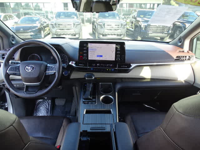 Used 2024 Toyota Sienna Platinum FWD image 22