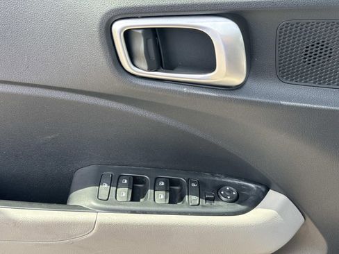 Used 2025 Hyundai Venue SEL FWD image 21