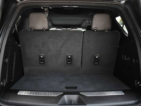 Used 2024 Chevrolet Tahoe Z71 w/ Luxury Package image 8