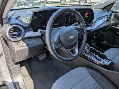 Used 2025 Chevrolet Trax LT w/ LT Convenience Package image 8