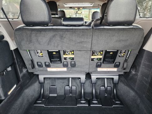 Used 2015 Toyota Sienna SE image 10