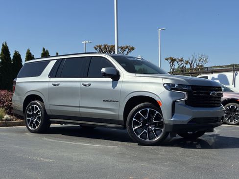 Used 2023 Chevrolet Suburban RST w/ Luxury Package image 2