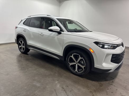 New 2025 Volkswagen Tiguan SE image 2