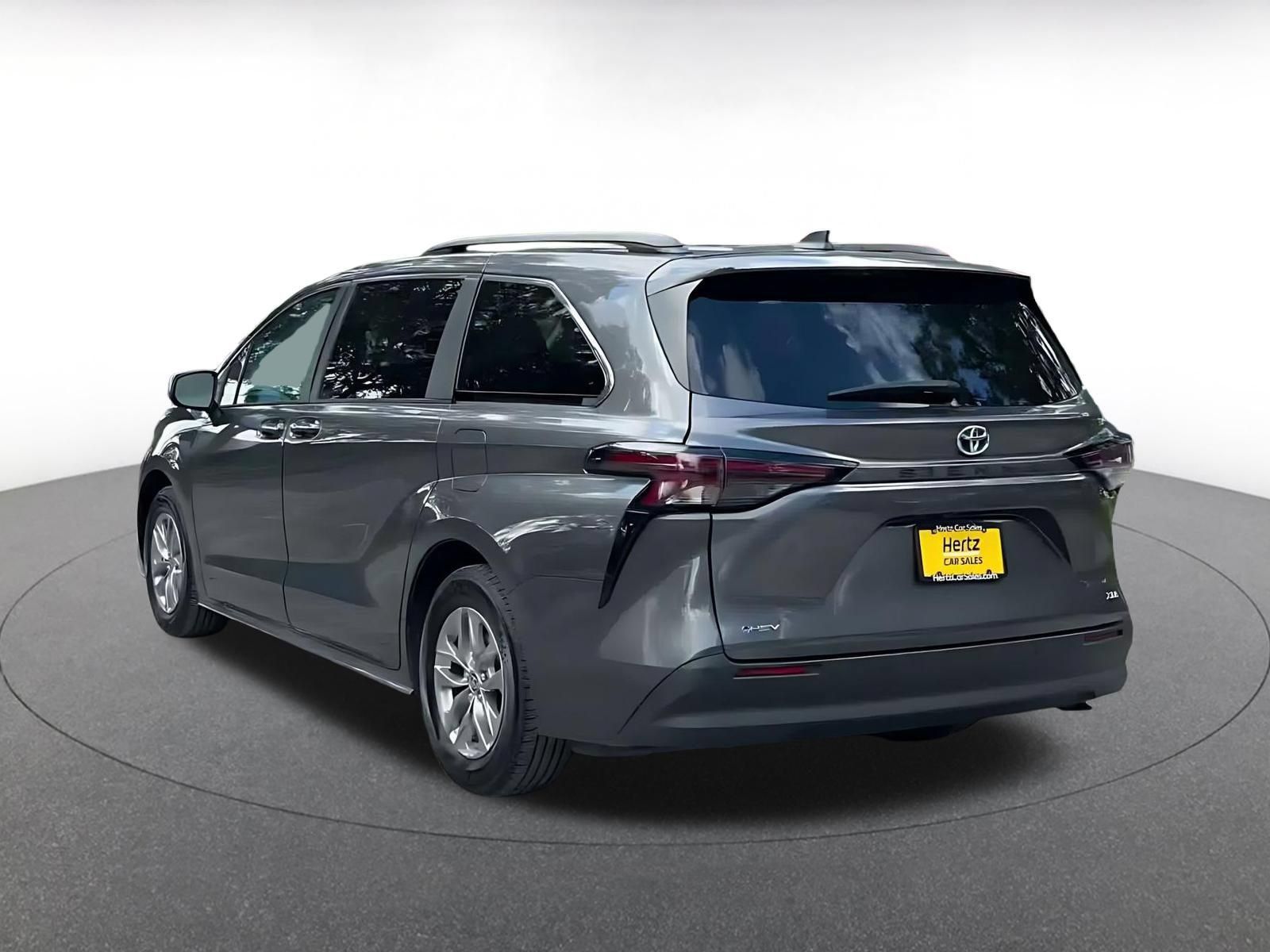 Used 2025 Toyota Sienna XLE FWD image 10