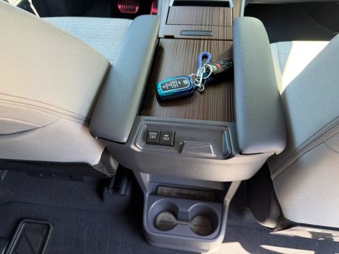 Used 2022 Toyota Sienna LE AWD/4WD image 46