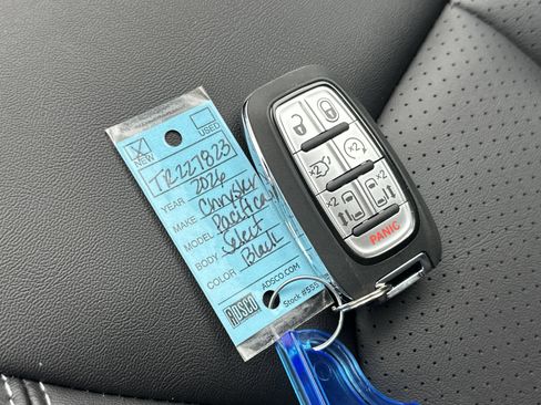 New 2026 Chrysler Pacifica Select image 3
